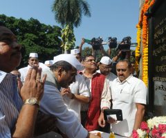Mumbai:  MPCC, Chief Manikrao Thackeray pays tributes to Mahatma Gandhi near Manralaya, to celebrates Centenary of arrival of Mahatma Gandhi in India from South Africa at Gateway of India, In Mumbai on Friday. PTI Photo Mohan Bane